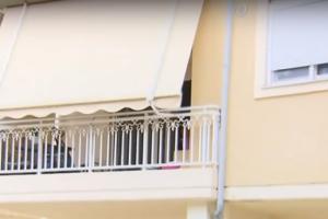 Το μπαλκόνι του ζευγαριού στην Αλεξανδρούπολη όπου ο 81χρονος σκότωσε τη σύζυγό του