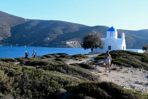 Ένα δείγμα της λαϊκής αρχιτεκτονικής είναι ο μεγάλος αριθμός εκκλησιών στο νησί της Αμοργού και ιδιαίτερα στη Χώρα.