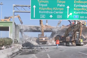 Μηχανήματα έργων κατεδαφίζουν τη γέφυρα στην Αθηνών-Κορίνθου
