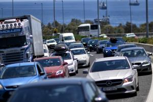 ΑΥΞΗΜΕΝΗ ΚΙΝΗΣΗ ΣΤΗΝ ΕΘΝΙΚΗ ΟΔΟ ΑΘΗΝΩΝ ΚΟΡΙΝΘΟΥ ΛΟΓΩ ΤΗΣ ΚΑΤΕΔΑΦΙΣΗΣ ΤΗΣ ΓΕΦΥΡΑΣ ΣΤΟ ΥΨΟΣ ΤΟΥ ΙΣΘΟΥ ΤΗΣ ΚΟΡΙΝΘΟΥ ΜΕΤΑ ΤΗ ΖΗΜΙΑ ΠΟΥ ΥΠΕΣΤΗ ΑΠΟ ΦΩΤΙΑ ΠΟΥ ΞΕΣΠΑΣΕ ΣΕ ΒΥΤΙΟΦΟΡΟ ΟΧΗΜΑ
