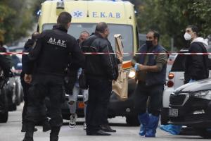 Ασθενοφόρο του ΕΚΑΒ και αστυνομικοί της ΔΙΑΣ