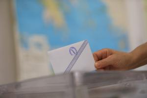 Χέρι βάζει σε φάκελο σε κάλπη