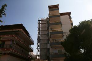 Η σκαλωσιά πολυκατοικίας από την οποία έπεσε ο 58χρονος εργάτης