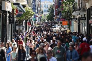 Η οδός Ερμού με ανοιχτά μαγαζιά και αυξημένη αγοραστική κίνηση