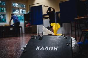 Άτομα ετοιμάζουν εκλογικό κέντρο