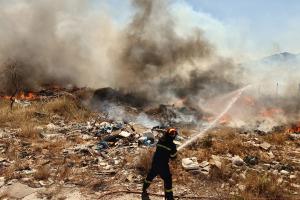 Πυροσβέστης επιχειρεί στη φωτιά στη Βάρης Κορωπίου