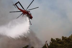 Ελικόπτερο της Πυροσβεστικής επιχειρεί κατάσβεση