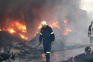 Πυροσβέστης στην φωτιά σε εργοστάσιο στην Κηφισιά