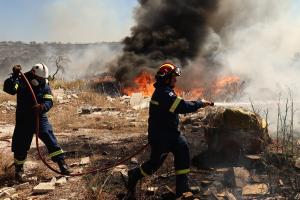 Πυροσβέστες με μάνικες επιχειρούν στη φωτιά στην Βάρης - Κορωπίου
