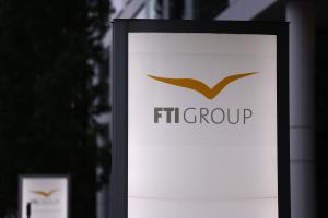 Λογότυπο της FTI Group σε πινακίδα