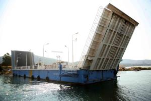 ΕΥΚΑΔΑ--Η ΓΕΦΥΡΑ ΤΗΣ ΦΩΤΟΓΡΑΦΙΑΣ ΕΙΝΑΙ ΠΛΩΤΗ(ΑΛΛΑ ΚΑΙ ΒΥΘΙΖΟΜΕΝΗ)--ΕΝΩΝΕΙ ΤΗΝ ΑΙΤΩΛΟΑΚΑΡΝΑΝΙΑ ΜΕ ΤΗΝ ΛΕΥΚΑΔΑ. ΟΤΑΝ ΚΑΠΟΙΟ ΣΚΑΦΟΣ(ΚΑΙ ΓΕΝΙΚΩΣ ΠΛΕΟΥΜΕΝΟ), ΘΕΛΕΙ ΝΑ ΔΙΑΣΧΙΣΕΙ ΤΗΝ ΜΙΑ ΑΚΡΗ ΜΕ ΤΗΝ ΑΛΛΗ, ΤΟΤΕ Η ΓΕΦΥΡΑ Η ΒΥΘΙΖΕΤΑΙ,Η ΔΙΠΛΩΝΕΙ ΚΑΙ ΑΛΛΑΖΕΙ ΚΑΤΕΥΘΥΝΣΗ ΟΠΟΤΕ ΤΑ ΣΚΑΦΗ ΠΑΙΡΝΟΥΝ ΑΠΟ ΤΗΝ ΜΙΑ ΠΛΕΥΡΑ ΣΤΗΝ ΑΛΛΗ