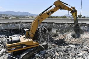 ΚΑΤΕΔΑΦΙΣΗ ΓΕΦΥΡΑΣ ΣΤΟ ΥΨΟΣ ΤΟΥ ΙΣΘΟΥ ΤΗΣ ΚΟΡΙΝΘΟΥ ΜΕΤΑ ΤΗ ΖΗΜΙΑ ΠΟΥ ΥΠΕΣΤΗ ΑΠΟ ΦΩΤΙΑ ΠΟΥ ΞΕΣΠΑΣΕ ΣΕ ΒΥΤΙΟΦΟΡΟ ΟΧΗΜΑ