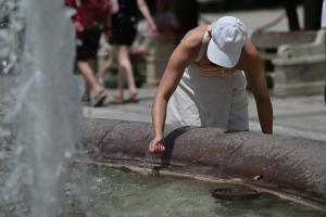Στιγμιότυπο από την Αθήνα, Πέμπτη 13 Ιουνίου 2024. Κορυφώθηκε το "κύμα" καύσωνα που κάλπαζε τα τελευταία 24ωρα στη χώρα, με τον υδράργυρο στην Αττική να "σκαρφαλώνει" στους 43 βαθμούς Κελσίου.
