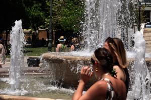 Στιγμιότυπο από το σιντριβάνι στην πλατεία Συντάγματος, Δευτέρα 17 Ιουνίου 2024. Η θερμοκρασία στο κέντρο της Αθήνας έφτασε τους 36 βαθμούς Κελσίου.