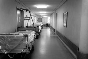 Διάδρομος νοσοκομείου με κρεβάτια ασθενείας στη σειρά