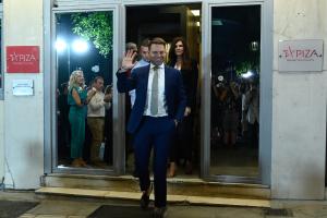 Ο Στέφανος Κασσελάκης εξερχόμενος της Κουμουνδούρου