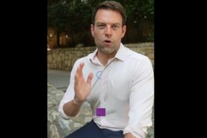 Ο Στέφανος Κασσελάκης σε βίντεο