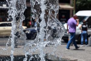 Νερό από σιντριβάνι και πίσω κόσμος
