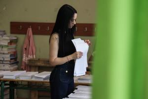 Κοπέλα σε εκλογικό τμήμα