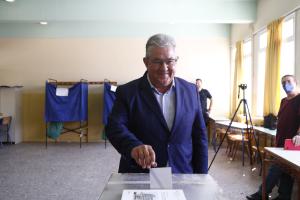 Ο γγ του ΚΚΕ Δημήτρης Κουτσούμπας ρίχνει την ψήφο του στην κάλπη