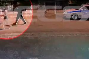 Ο Απόστολος Λύτρας περπατά και πίσω του ένας αστυνομικός και ένα περιπολικό