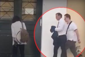 Ο Απόστολος Λύτρας έξω από την Ευελπίδων χωρίς χειροπέδες με τα χέρια κρυμμένα κάτω από το σακάκι