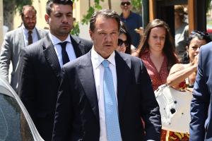 Ο Απόστολος Λύτρας έξω από την Ευελπίδων