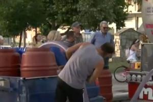 Κάτοικοι στη Μαγνησία κάνουν ουρές για να προμηθευτούν νερό