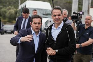 O Κυριάκος Μητσοτάκης και ο Νότης Μηταράκης σε επίσκεψη στην Λέσβο, το Μαΐου του 2023
