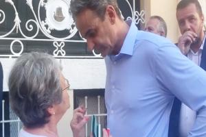 Ο Κυριάκος Μητσοτάκης και ηλικιωμένη