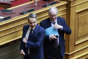 Κυριάκος Μητσοτάκης και Κωνσταντίνος Τασούλας στη Βουλή