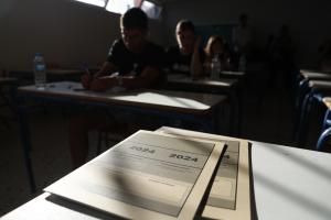 Αίθουσα με μαθητές που διαγωνίζονται στις Πανελλαδικές
