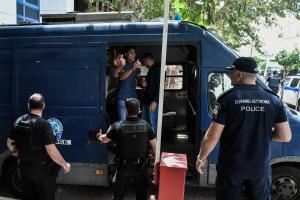 Άνθρωποι σε βαν της αστυνομίας