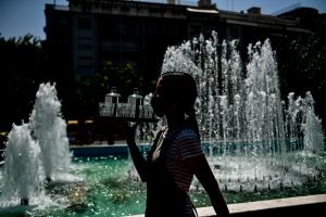 Σερβιτόρα μπροστά από συντριβάνι