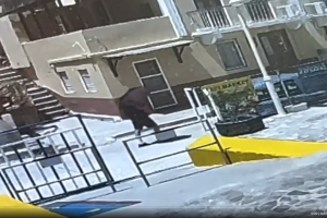 Πλάνα βίντεο όπου εμφανίζεται να περπατά στη Σύμη ο βρετανός δημοσιογράφος