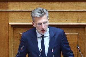Τρίτη ημέρα της συζήτησης στην Ολομέλεια της Βουλής της πρότασης δυσπιστίας στην κυβέρνηση που κατέθεσε ο πρόεδρος του ΠΑΣΟΚ-Κινήματος Αλλαγής Νίκος Ανδρουλάκης, με αφορμή το δημοσίευμα του "Βήματος της Κυριακής" για αλλοίωση των διαλόγων του σταθμάρχη της Λάρισας με τους μηχανοδηγούς το βράδυ της 28ης Φεβρουαρίου 2023, όταν και συνέβη η πολύνεκρη σύγκρουση αμαξοστοιχιών στα Τέμπη, Πέμπτη 28 Μαρτίου 2024.