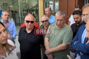 Η Σοφία Ζαχαράκη με συγκεντρωμένους έξω από το δημαρχείο Θήβας