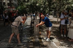 Άνθρωποι πίνουν νερό στο δρόμο