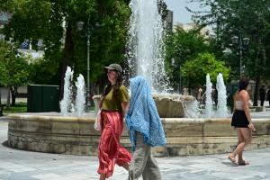Άνθρωποι μπροστά από το σιντριβάνι στο Σύνταγμα