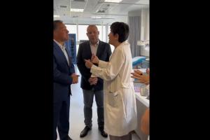 Ο Άδωνις Γεωργιάδης με γιατρό