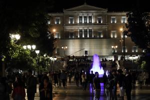 Κόσμος το βράδυ μπροστά από τη Βουλή στην πλατεία Συντάγματος