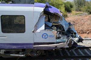 Το τρένο που συγκρούστηκε με φορτηγό στην Αυλίδα