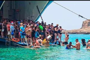 Κόσμος στην παραλία Μπάλος