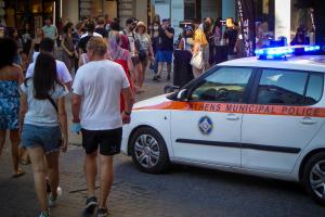 Περιπολικό της δημοτικής αστυνομίας στο κέντρο της Αθήνας και τριγύρω κόσμος