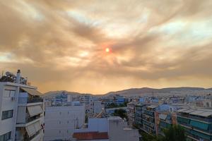 Καπνοί και κόκκινος ουρανός στην Αττική από την φωτιά στην Εύβοια
