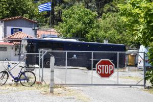 Βαν της αστυνομίας έξω από τις φυλακές Κορυδαλλού