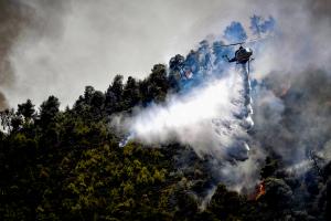 Ελικόπτερο επιχειρεί κατάσβεση πάνω από δάσος