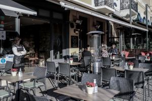 Τραπέζια σε καφετέρια