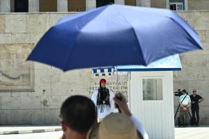 Στιγμιότυπο από το κέντρο της Αθήνας, Σάββατο 20 Ιουλίου 2024. Ακραία ζέστη αντιμετωπίζουν οι κάτοικοι της Αθήνας αλλά και σε όλη τη χώρα, καθώς συνεχίζεται ο καύσωνας που σαρώνει την επικράτεια τις τελευταίες ημέρες.