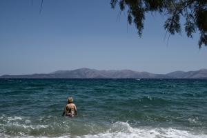 Γυναίκα μπαίνει στη θάλασσα